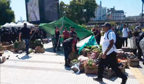 Desalojaron a pequeños productores de verduras en Plaza Constitución