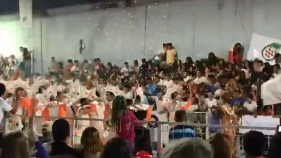 Video: Más de 30 personas heridas tras caerse una tribuna en pleno Carnaval