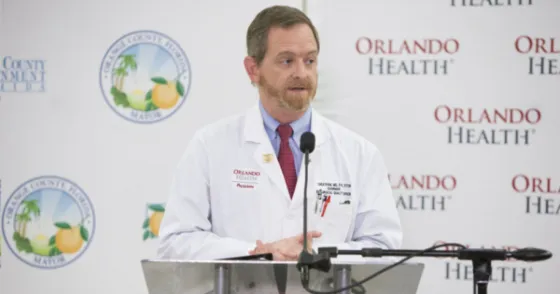 A un médico le quedó atorada la mano durante un examen de próstata