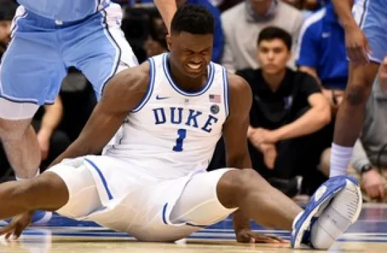 La promesa de la NBA se lesionó tras explotarle la zapatilla en pleno juego