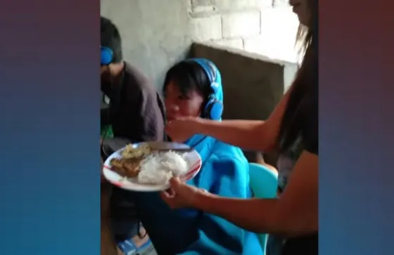 Le da de comer en la boca porque no quiere soltar los videojuegos. VIDEO