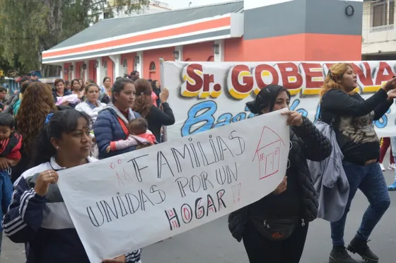 Vecinos del B° pilar cortan las calles, “nos mienten por campaña política”