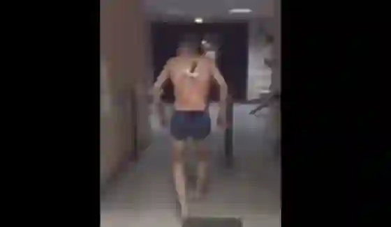 Terrible: Camina con un cuchillo clavado en la espalda por una adicción (VIDEO)