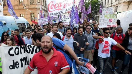Despidos en Coca-Cola: La policía reprimió a manifestantes