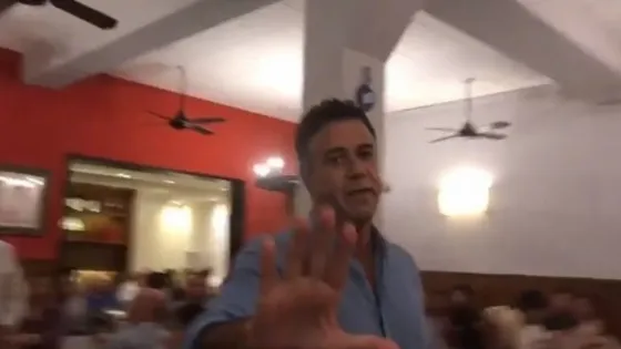 Fuerte escrache al juez Rafecas en un restaurante. VIDEO