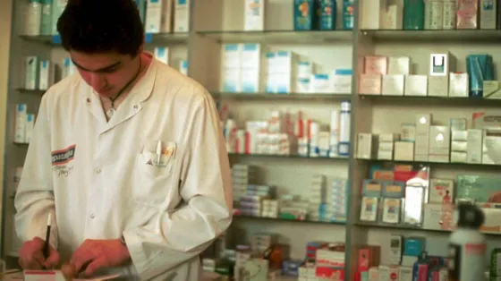 Cayó la venta de medicamentos: argentinos interrumpen tratamientos médicos por la crisis