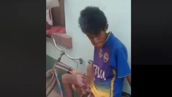 Joven wichí ingresó desnutrido al hospital y tuvo que volver a su casa en bicicleta. VIDEO