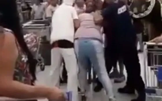 Tremenda pelea en un supermercado por una milanesa en oferta (VIDEO)