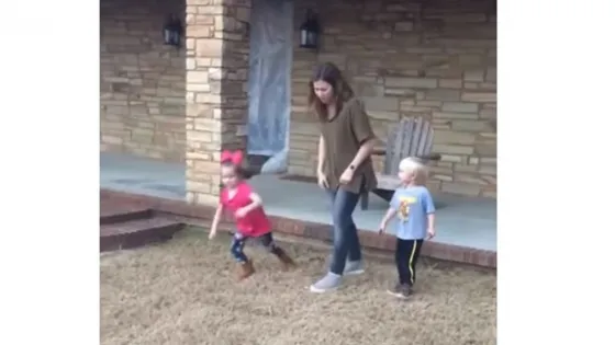 Empujó a sus sobrinos para ganar la carrera. Mirá