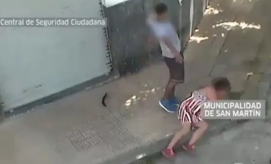 ¡Aberrante! Feroz golpiza a una mujer a plena luz del día. VIDEO