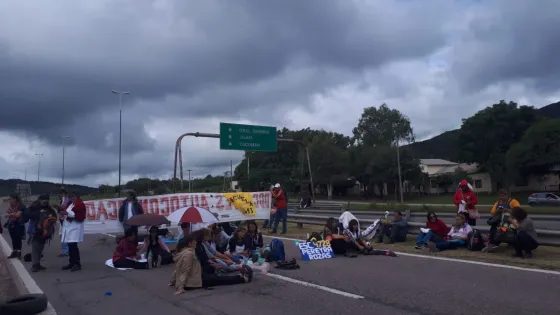 Docentes se manifiestan en el ex peaje Aunor