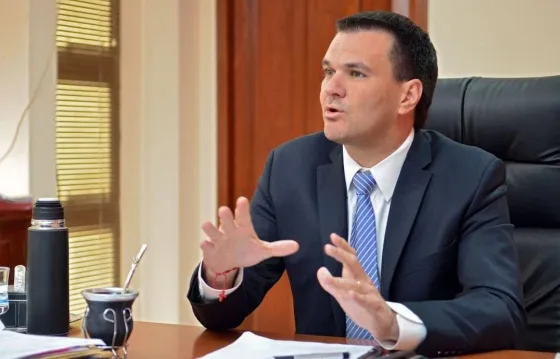 El ministro de Gobierno es jefe de prensa de un programa de Canal 11