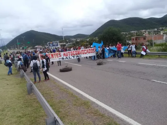 A pesar del frío y la lluvia, docentes continúan en el ex peaje Aunor