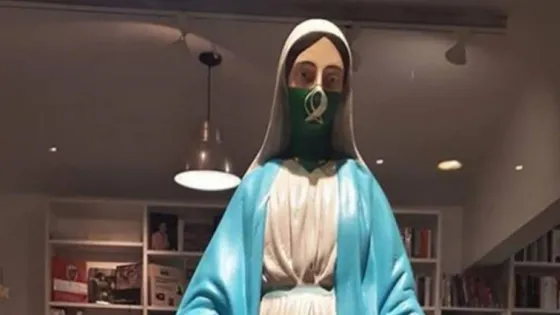 Polémica por una muestra de arte que tiene una virgen con pañuelo verde