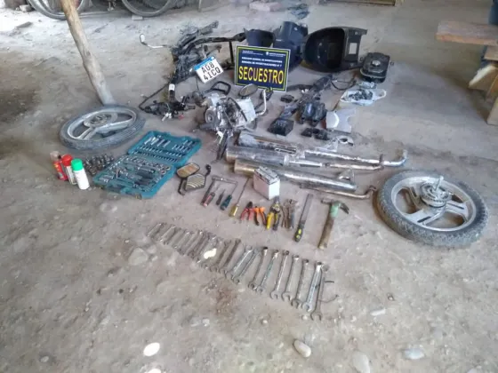 Detuvieron a tres jóvenes en un desarmadero de motos
