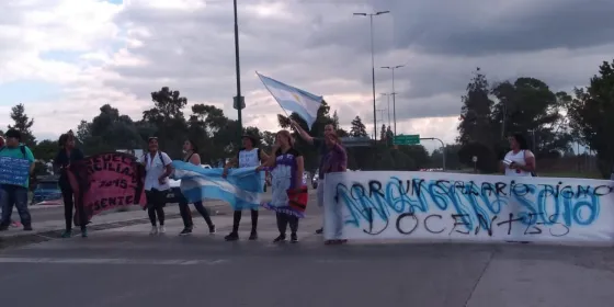 Docentes cortan la avenida Paraguay