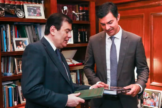 A la par del conflicto docente, Urtubey mantiene reuniones en el país