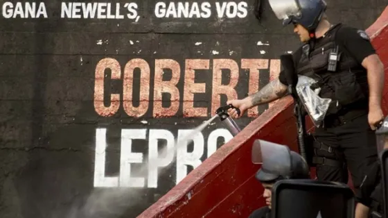 Video: Durante una manifestación, un policía arrojó gas pimienta a sus compañeros