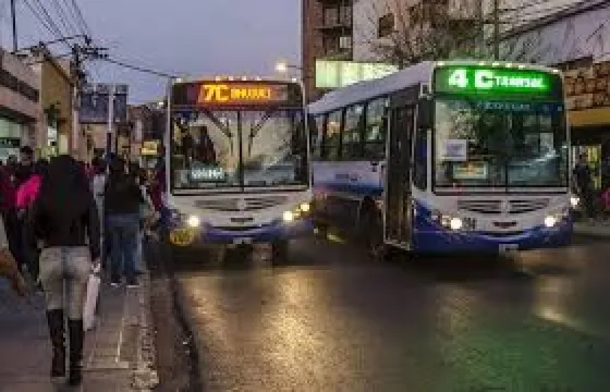 Continúa el paro de colectivos en horario nocturno