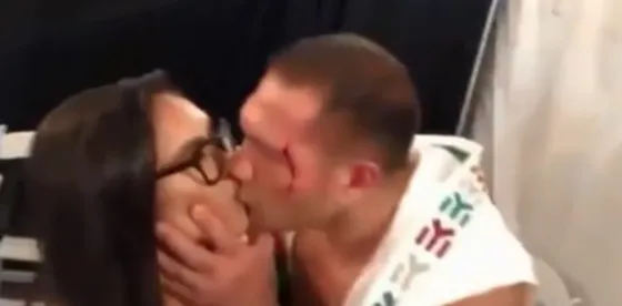 ¡Indignante! Un boxeador besó a una periodista durante una entrevista. VIDEO