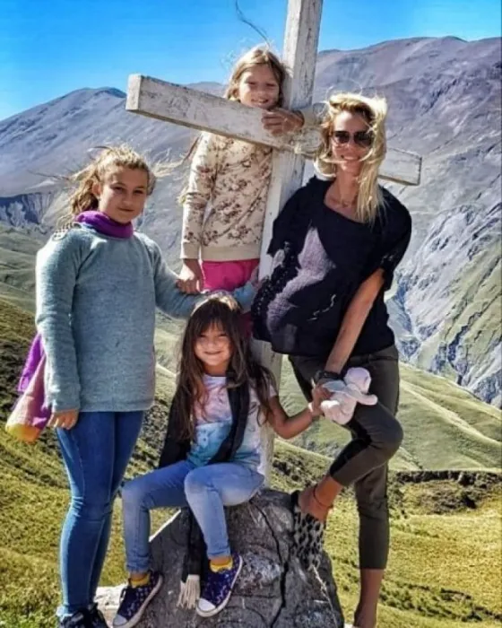 Nicole Neumann viajó con sus hijas y Fabián Cubero explotó