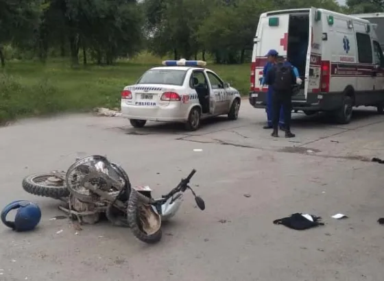 Robaron una cartera y en el intento de fuga chocaron contra un colectivo
