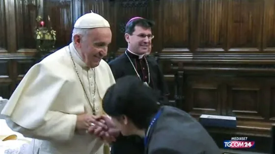 Conocé por qué el Papa no deja que besen su anillo