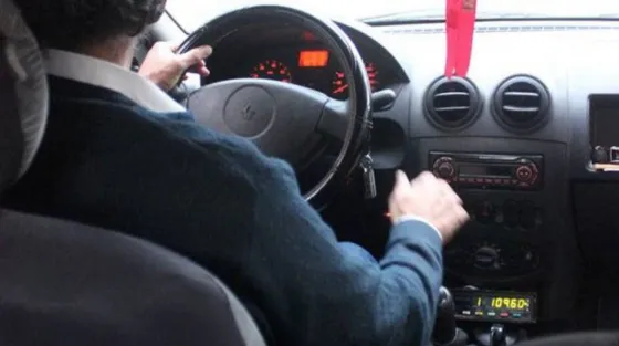 Un remisero engañó a una abuelita discapacitada