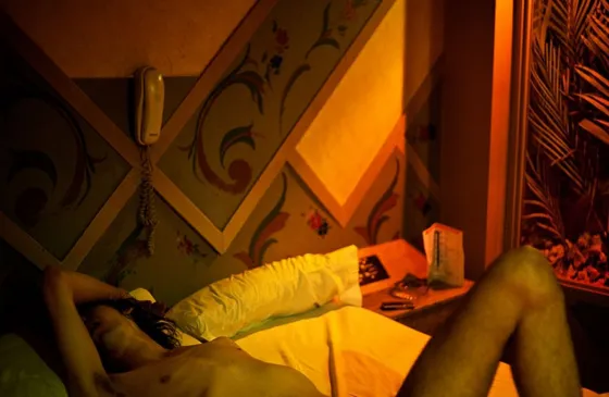 Cerraron un telo por no tener papeles