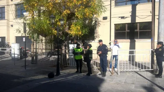 La Sede de ADP amaneció vallada y con custodia policial