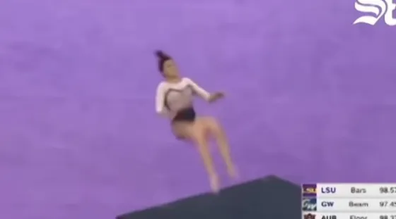 ¡Tremenda caída! Una gimnasta se rompió las piernas en medio de una competencia. VIDEO