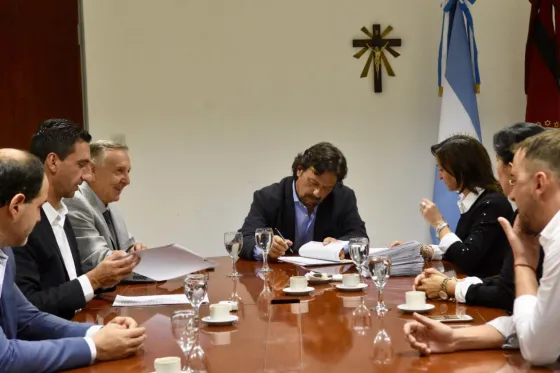 Sáenz firmó escrituras para la regulación dominial de los barrios 23 de Agosto y La Rivera