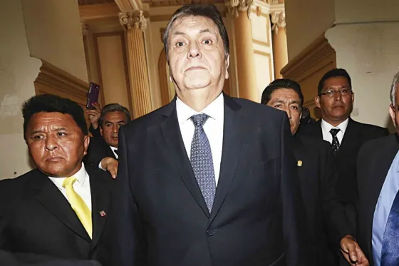 El ex presidente de Perú se disparó luego de que ordenaran detenerlo