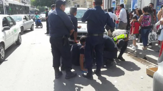 Vendedor impide el retiro de mercadería. Foto gentileza de Salta Ok.