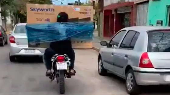 Video: Se embaló junto al televisor para llevarlo en moto y se hizo viral