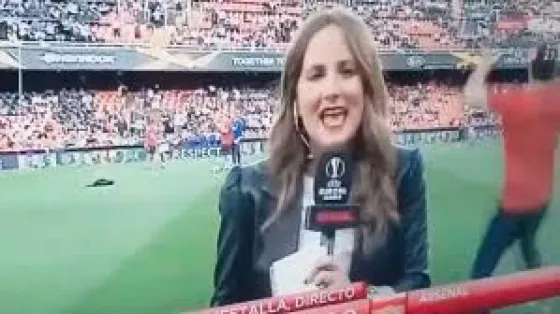 ¡Tremendo! Una periodista recibió un brutal pelotazo antes de la semifinal de la Europa League