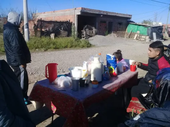 Los niños desalojados ayer en San Calixto pasaron la noche en un ranchito