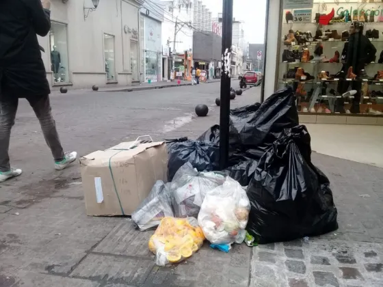 Lamentable: Las calles del centro salteño amanecieron repletas de basura