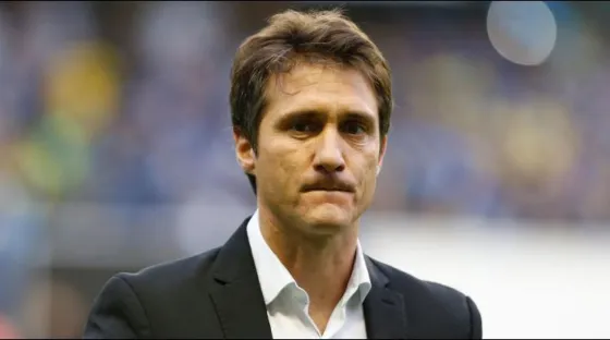 Fuerte cruce de Guillermo Barros Schelotto con un hincha de River