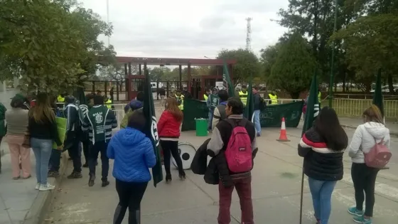 Manifestantes cortaron el acceso a Casa de Gobierno