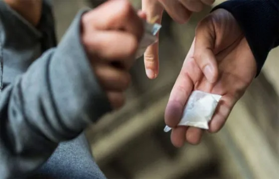 Vendía drogas junto a su hijo menor de edad