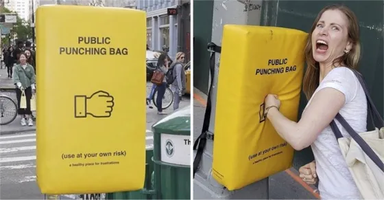En una conocida ciudad instalaron "sacos de boxeo públicos"