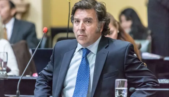 Alvaro Ulloa le enseña a Suriani sobre la violencia de género