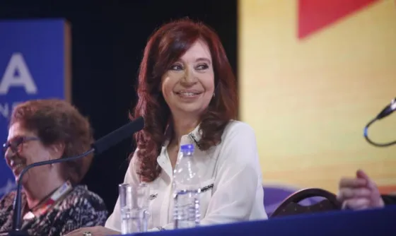 Con un "palito" para Macri, Cristina Kirchner envió saludos en el Día del Periodista