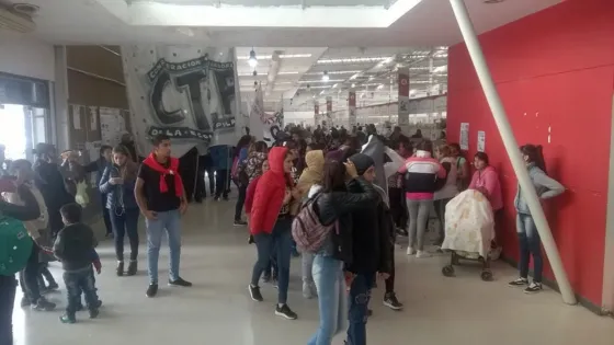 Tensión: Manifestantes bloquearon las salidas y se instalaron en el interior del CCM
