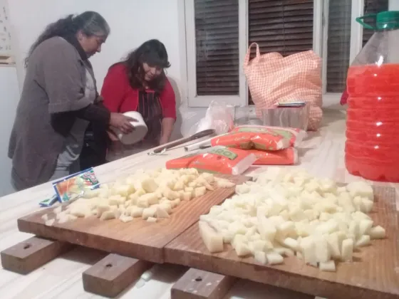Merenderos se unen para brindar comida a personas en situación de calle