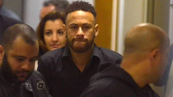Neymar se presentó a declarar por la acusación de violación
