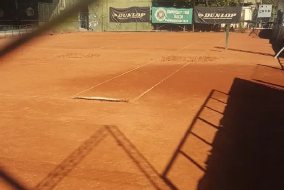Mentesana hizo desaparecer una cancha de tenis y los socios están que arden