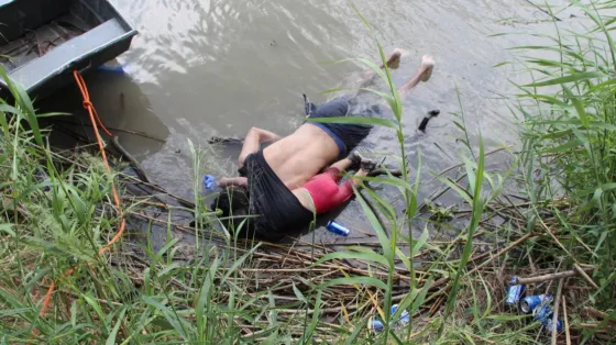 La foto de un padre y su pequeña hija ahogados que indigna al mundo