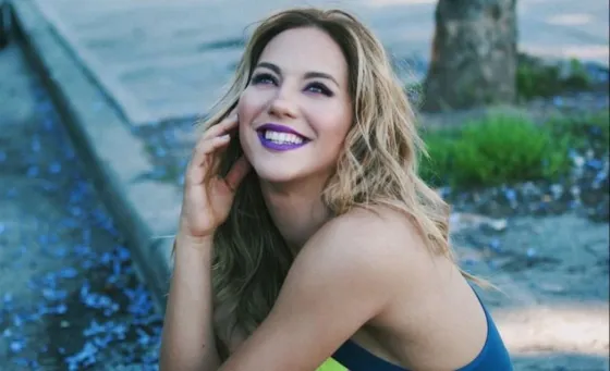 Flor Vigna muy cariñosa junto a un bailarín